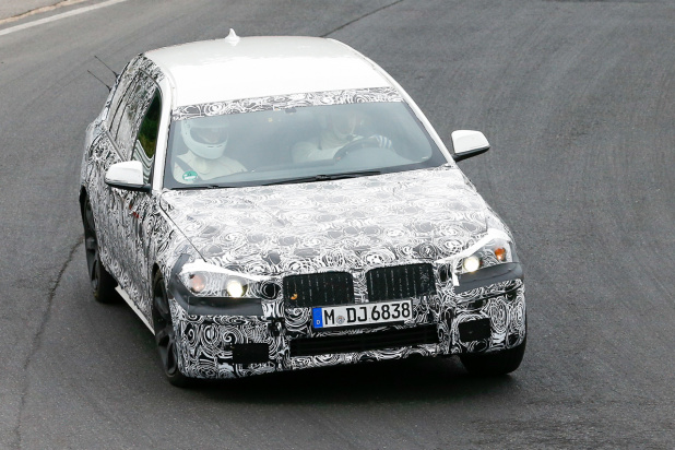 「BMW新型5シリーズ・ツーリングが1年振りニュルを走行!」の1枚目の画像