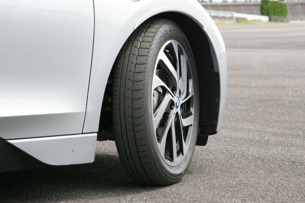「BMW i3からまったく変わるタイヤの常識!? 未発売ブリヂストンologicに乗って感じた可能性大！」の23枚目の画像