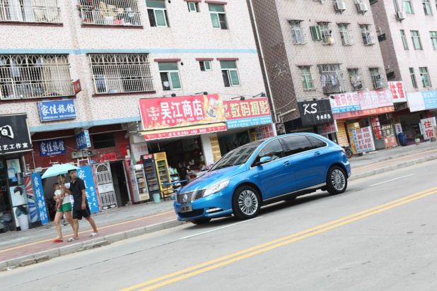 「ダイムラーも関わる中国産EVは、実質430万円で販売開始」の2枚目の画像
