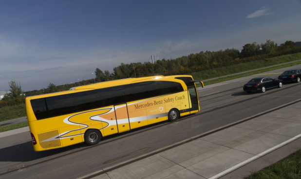 「世界でもっとも安全なバス、進化したメルセデス・ベンツ「トラベゴ」」の1枚目の画像