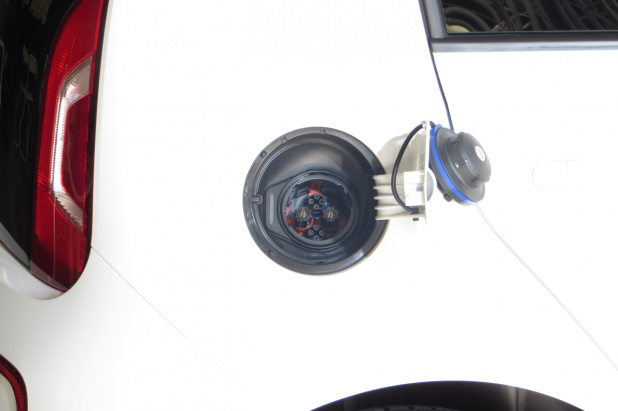 「フォルクスワーゲン電気自動車e-up!の価格366万9000円と発表! ゴルフEVも導入」の1枚目の画像