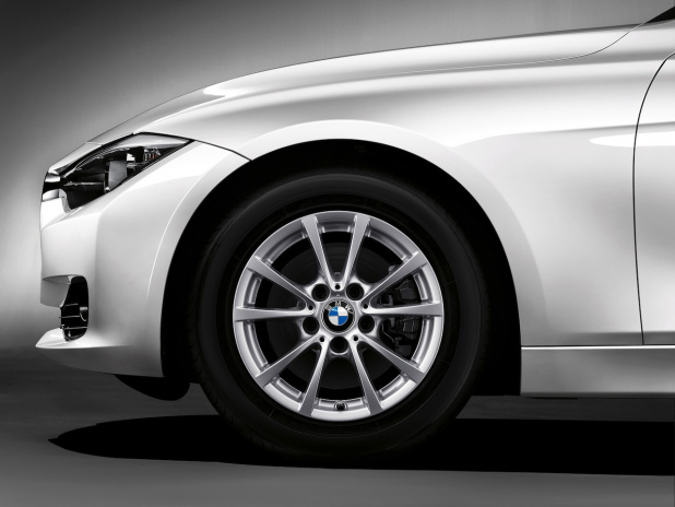 「これは狙い目! 3シリーズに超お買い得な「BMW 320i SE」を追加」の7枚目の画像