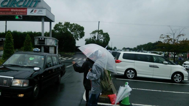 「【F1女子がゆく! 日本GP突撃レポート04】雨の決戦レース観戦のマル秘テク教えます」の1枚目の画像