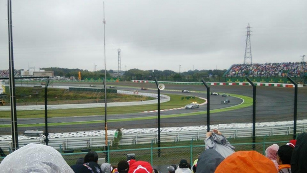 「【F1女子がゆく! 日本GP突撃レポート04】雨の決戦レース観戦のマル秘テク教えます」の2枚目の画像