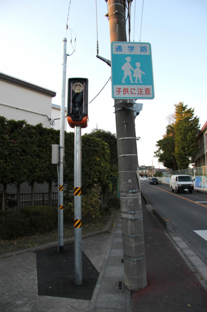 「歩行者にも速度違反を警告！「生活道路の新型オービス」期間限定で設置!!」の5枚目の画像