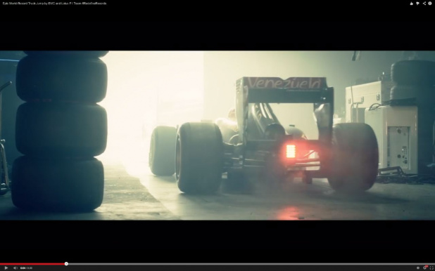 F1マシンと並走していたトラックが驚愕のアクション 動画 Clicccar Com
