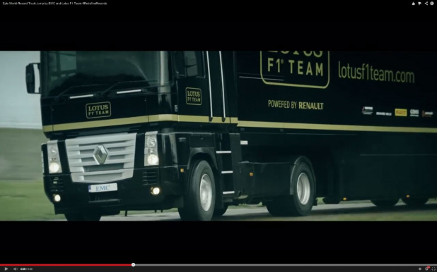 「F1マシンと並走していたトラックが驚愕のアクション！【動画】」の4枚目の画像