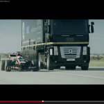 「F1マシンと並走していたトラックが驚愕のアクション！【動画】」の1枚目の画像ギャラリーへのリンク