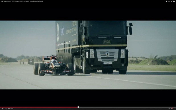 「F1マシンと並走していたトラックが驚愕のアクション！【動画】」の1枚目の画像