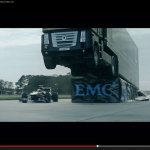 F1マシンと並走していたトラックが驚愕のアクション！【動画】 - EMC_JUMP_04