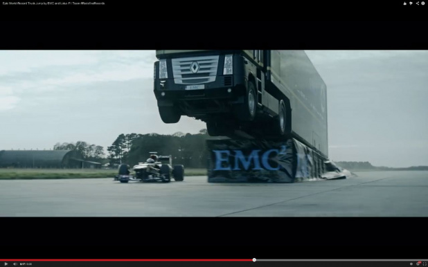 「F1マシンと並走していたトラックが驚愕のアクション！【動画】」の2枚目の画像