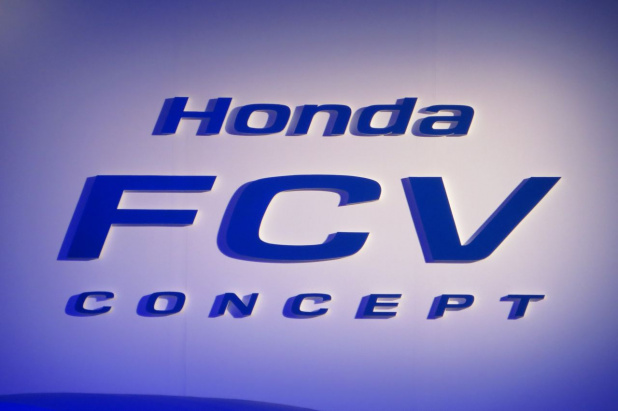 「ホンダ「FCV CONCEPT」2015年度内に発売予定の燃料電池車3つの特徴」の1枚目の画像