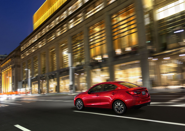 「デミオのセダン版もかなりスポーティ！「Mazda2」セダンが世界デビュー」の3枚目の画像