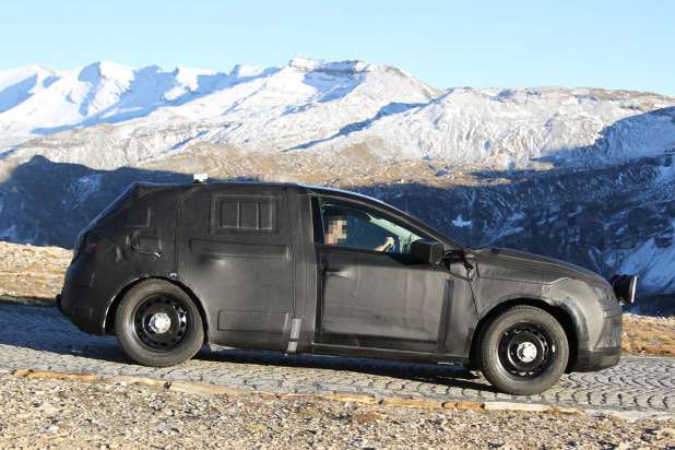 「VWプラットフォーム採用セアトの新型SUVをスクープ!」の3枚目の画像