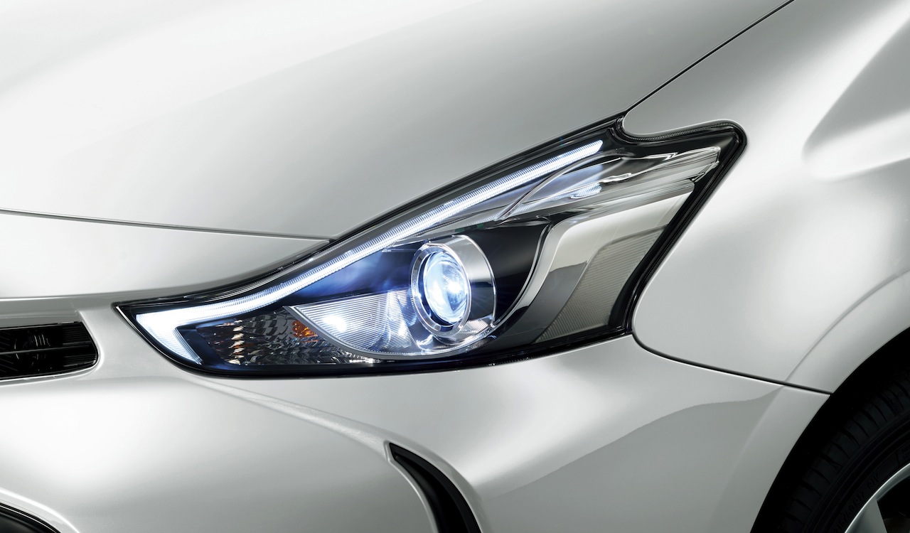 「新型トヨタ・プリウスαの世界初「Bi-Beam（バイビーム）LEDヘッドランプ」とは？」の2枚目の画像