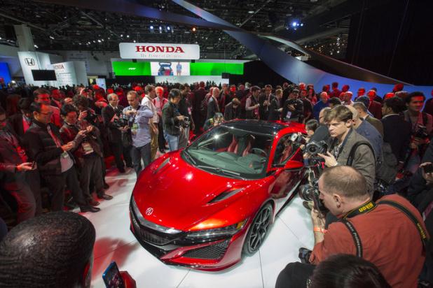「ホンダ新型NSXが初代ヘリテージの赤いボディ、価格15万ドルで登場! 【デトロイトショー2015】」の16枚目の画像
