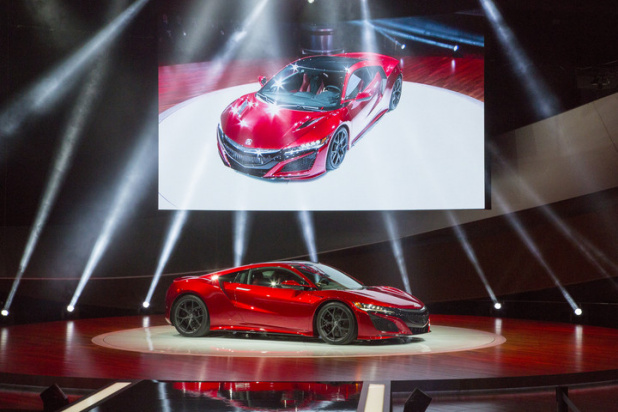 「ホンダ新型NSXが初代ヘリテージの赤いボディ、価格15万ドルで登場! 【デトロイトショー2015】」の17枚目の画像