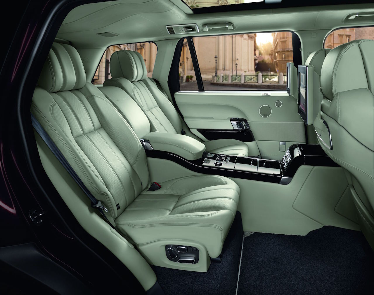 2015_Range Rover LWB_INT_STL_01 画像|4人乗りの最上級仕様「レンジローバー 5.0 V8 ...