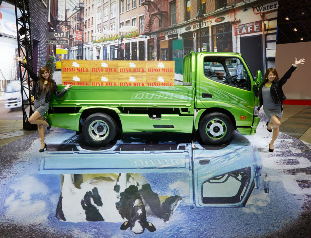 「日野ブースにトリックアート&パフォーマンスでクールなニューヨークのストリートが登場！【東京オートサロン2015】」の6枚目の画像