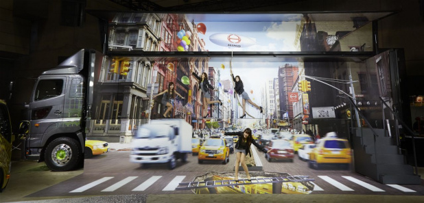 「日野ブースにトリックアート&パフォーマンスでクールなニューヨークのストリートが登場！【東京オートサロン2015】」の2枚目の画像