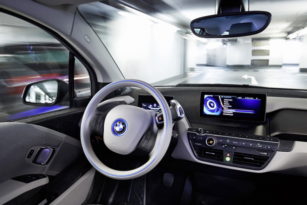 「BMWがセンチ単位の精度を誇る全自動パーキング・システムを公開【CES2015】」の4枚目の画像