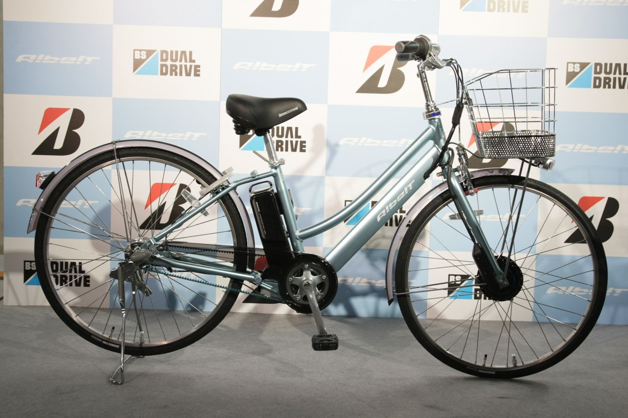 電動アシスト付自転車に日本で初めてベルトドライブを採用した両輪駆動の「アルベルトe」が登場 | clicccar.com