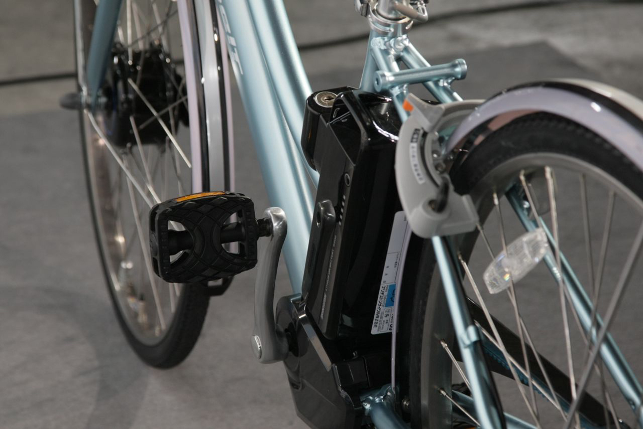 「電動アシスト付自転車に日本で初めてベルトドライブを採用した両輪駆動の「アルベルトe」が登場」の1枚目の画像