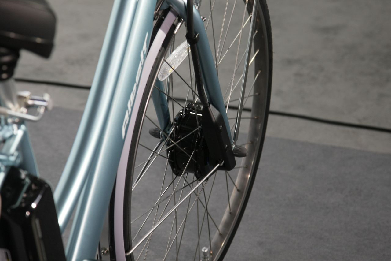 「電動アシスト付自転車に日本で初めてベルトドライブを採用した両輪駆動の「アルベルトe」が登場」の4枚目の画像