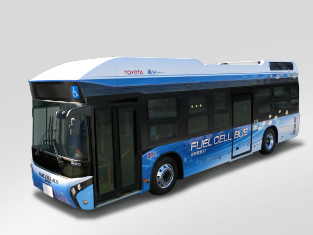 「トヨタと日野自動車が燃料電池バスを開発、豊田市で3月31日までの営業運転で走行」の1枚目の画像