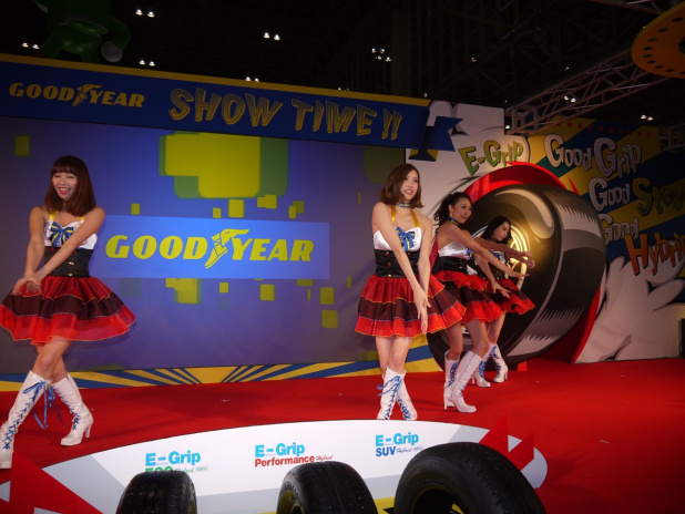 「見せ場は「SHOW TIME!!」でも「ハイブリッド車にはグッドイヤー」を猛アピール【東京オートサロン2015】」の1枚目の画像