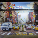 「日野ブースにトリックアート&パフォーマンスでクールなニューヨークのストリートが登場！【東京オートサロン2015】」の1枚目の画像ギャラリーへのリンク