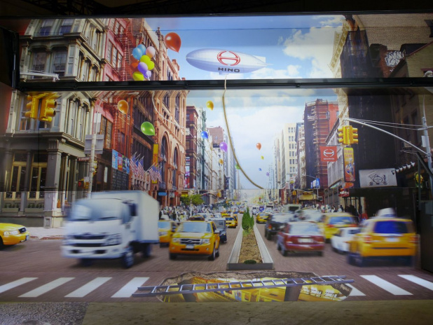「日野ブースにトリックアート&パフォーマンスでクールなニューヨークのストリートが登場！【東京オートサロン2015】」の1枚目の画像