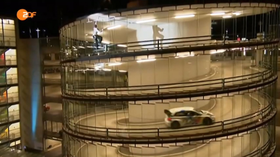 衝撃 超人とラリーカーの駐車場往復勝負 動画 Clicccar Com