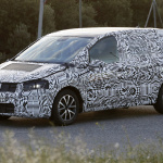 VW新型トゥーランはダウンサイジング＆超軽量化！ - Spy-Shots of Cars