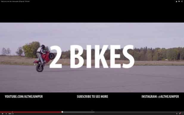 「1跳躍で2台のバイクを飛び越えることに成功！【動画】」の1枚目の画像