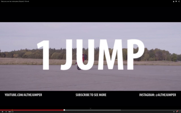 「1跳躍で2台のバイクを飛び越えることに成功！【動画】」の2枚目の画像