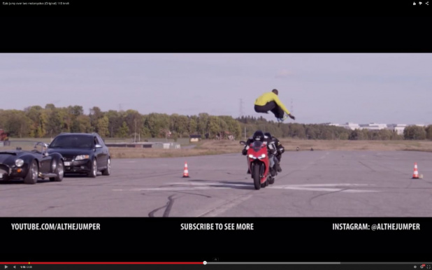 「1跳躍で2台のバイクを飛び越えることに成功！【動画】」の3枚目の画像