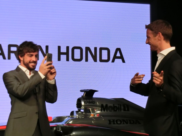 「【F1女子がゆく! McLaren-Honda2015記者会見】初体験レポート! バトン、アロンソのオーラがスゴい!!」の1枚目の画像