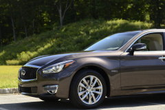 インフィニティ顔に変身した日産フーガの価格は410 4万円から Clicccar Com