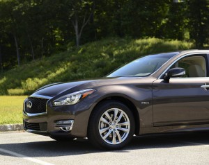 USA2015_infiniti_q70_03