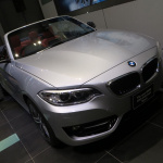 「コンパクトなオープンカー「BMW 2シリーズ カブリオレ」日本登場。価格は525万円から」の4枚目の画像ギャラリーへのリンク