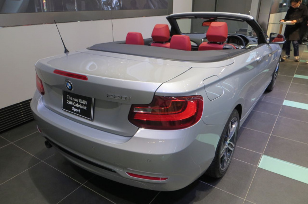 「コンパクトなオープンカー「BMW 2シリーズ カブリオレ」日本登場。価格は525万円から」の6枚目の画像