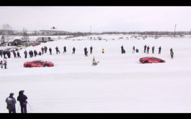 「フェラーリ・458スペチアーレとランボルギーニ・ウラカンで雪上で綱引きしてみた」の3枚目の画像