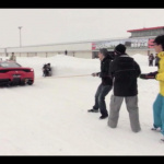 フェラーリ・458スペチアーレとランボルギーニ・ウラカンで雪上で綱引きしてみた - CarGuySnow6