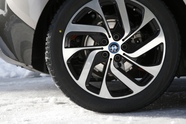 「BMW i3が雪上でも駆けぬける歓びを感じられたのは専用スタッドレスタイヤもその理由だった！」の3枚目の画像