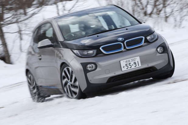 「BMW i3が雪上でも駆けぬける歓びを感じられたのは専用スタッドレスタイヤもその理由だった！」の2枚目の画像