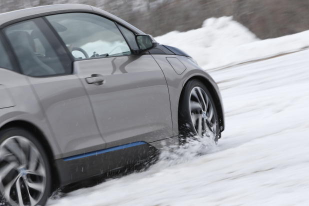 「「駆けぬける歓び」を雪上で体感できるか？ BMW i3を雪国で試してみた!!」の8枚目の画像