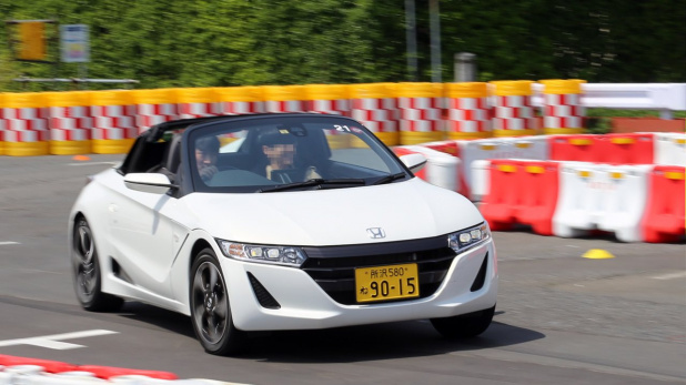 「ホンダ「S660」が高級スポーツカーとタメで快走!【動画】」の3枚目の画像