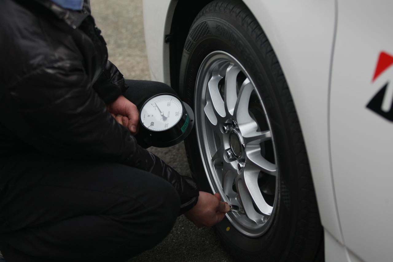 「タイヤの「空気圧」「溝」が燃費や安全にどれくらい影響するかわかりますか？」の11枚目の画像
