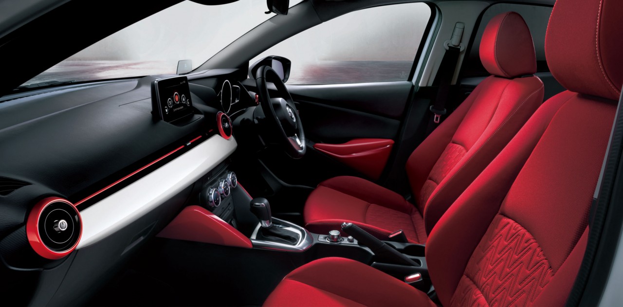 「真赤なシートのマツダ・デミオ特別仕様車は価格171万7200円から」の1枚目の画像